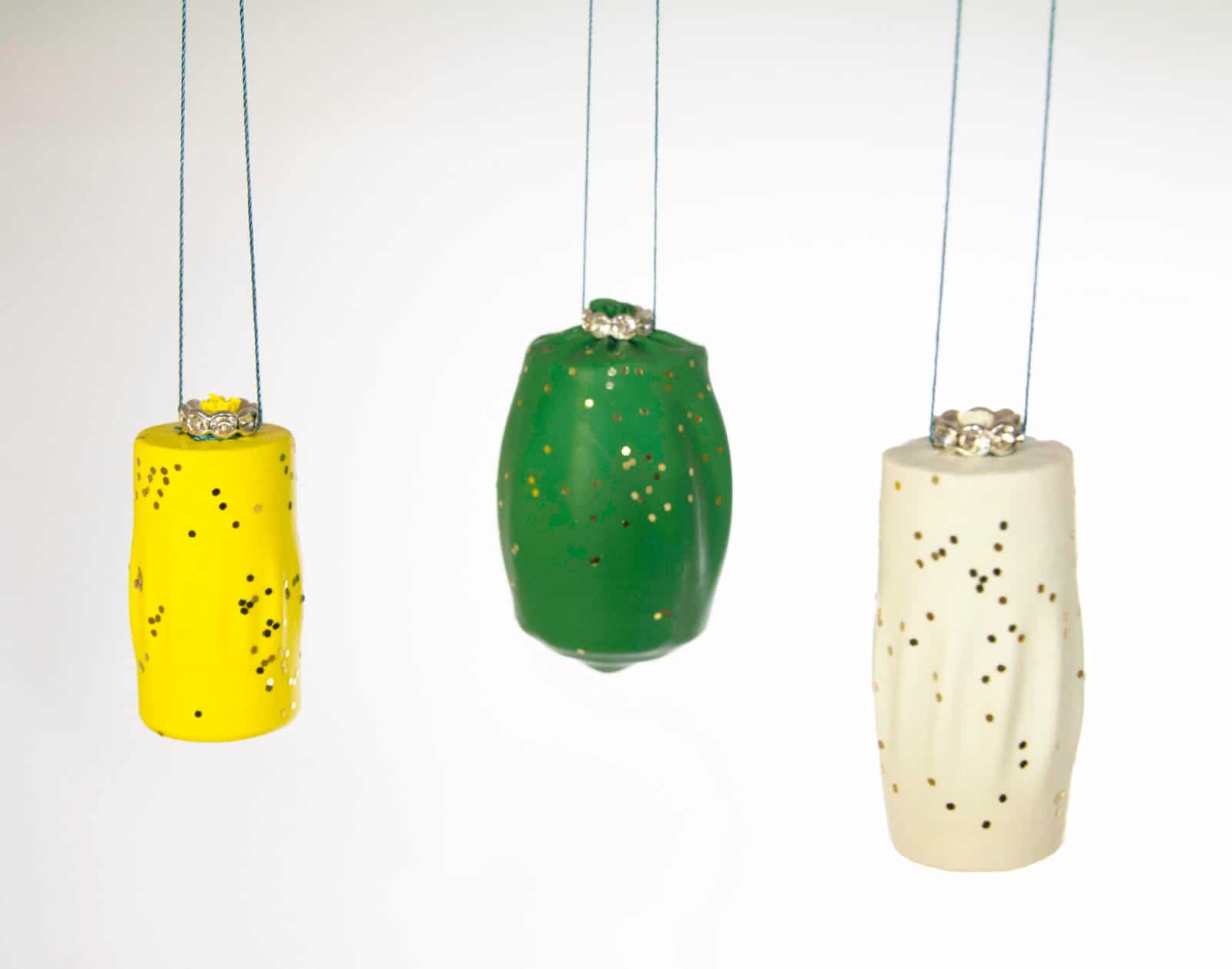 DIY: Weihnachtskugeln aus Luftballonkorken