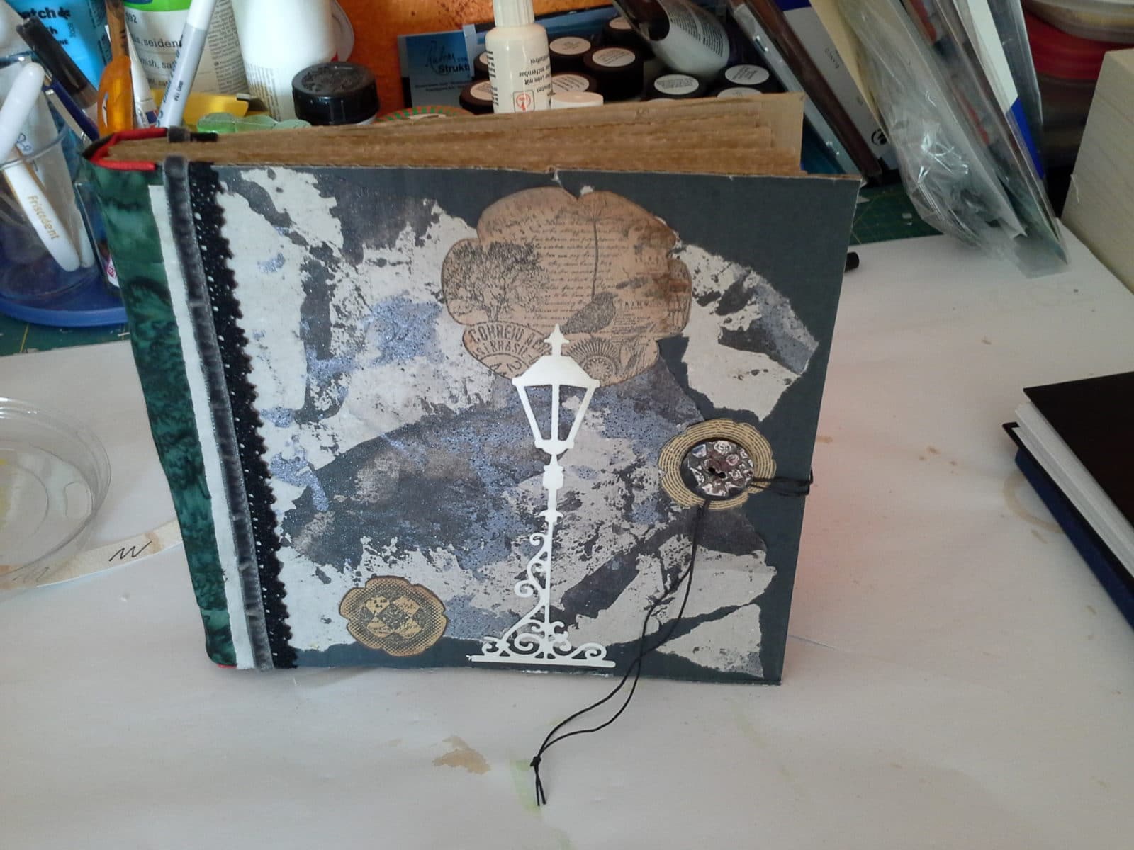 selbstgebundenes Sketchbook aus altem Verpackungsmaterial