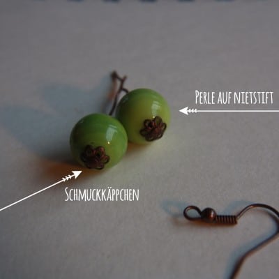 Ohrhänger mit grünen Perlen, Schmuckkäppchen und Metallhaken, handgefertigt, für Ohrschmuck, kreative Accessoires, nachhaltige Schmuckkunst, handgemacht, modischer Ohrschmuck.