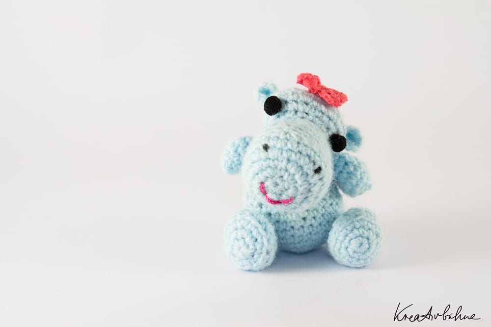 Amigurumi Nilpferd-Baby mit Schleife