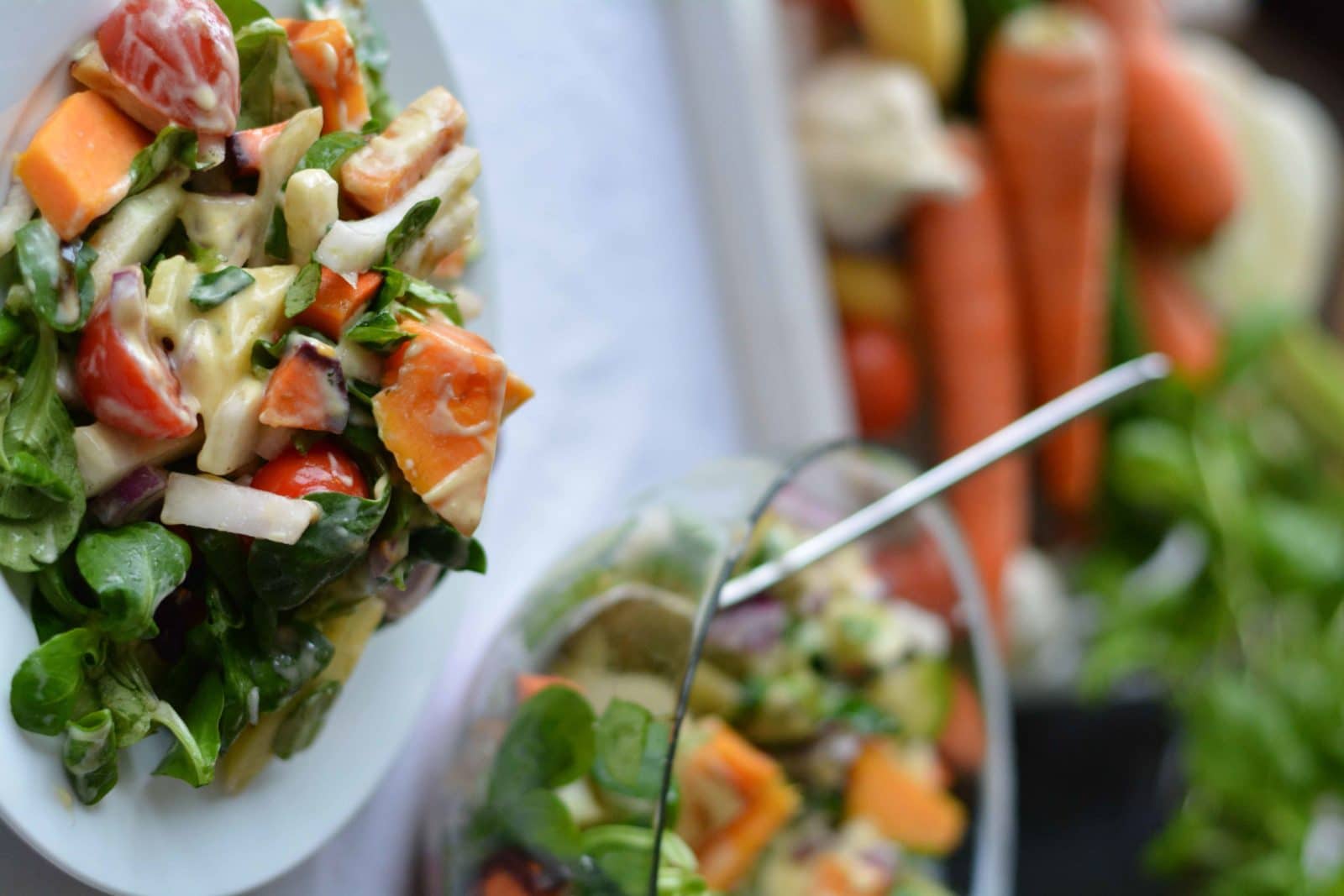 Knackiger Feldsalat mit Fenchel, bunten Möhren und Süßkartoffeln