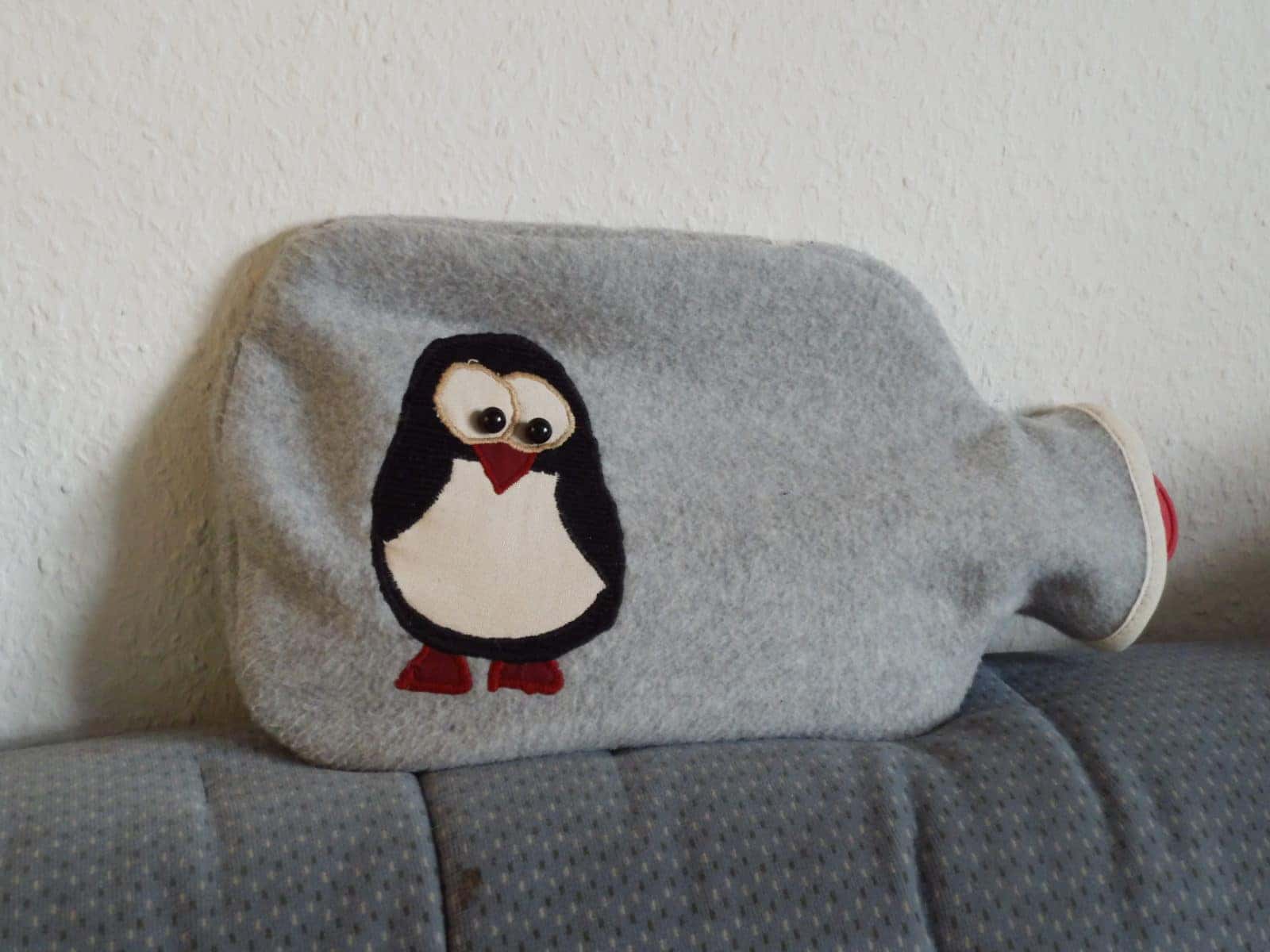 Wärmflaschenhülle mit Pinguinapplikation