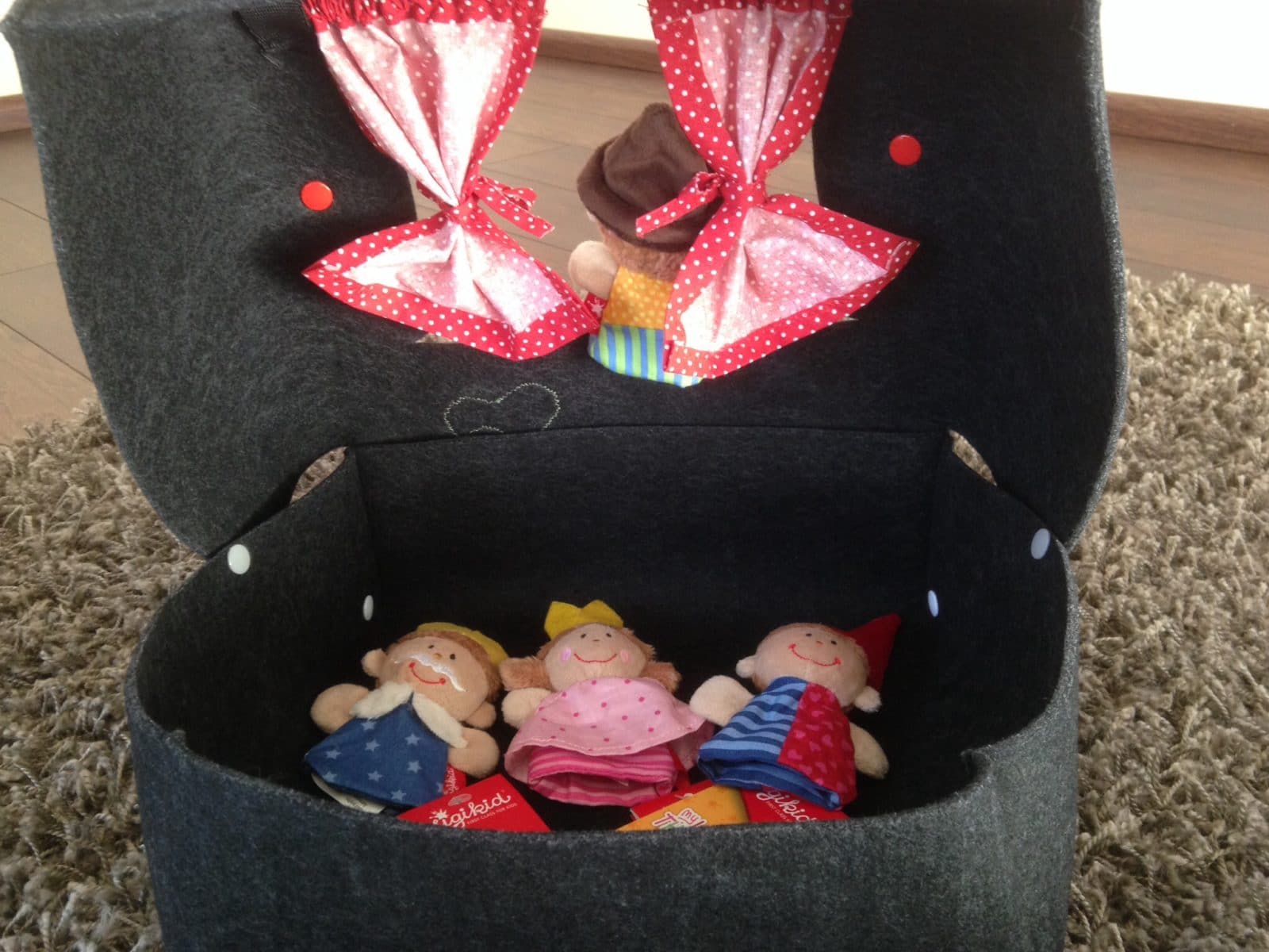 Fingerpuppentheater Köfferchen aus Filz