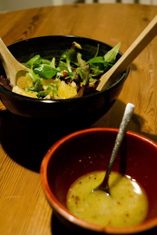 Blattsalat mit Orange, Apfel und Granatapfelkernen, dazu Ingwer-Senf-Honig-Dressing