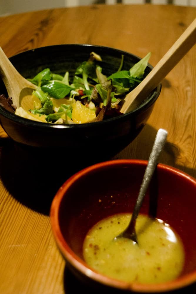 Blattsalat mit Orange, Apfel und Granatapfelkernen, dazu Ingwer-Senf-Honig-Dressing