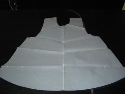 Selbstgemachte Malschürze aus Papier für Kinder, ideal zum Malen und Basteln, schützt Kleidung beim kreativen Spielen, handgemacht und umweltfreundlich.