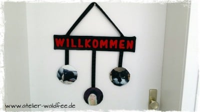 Willkommensschild mit Fotos aus alten CD´s und Jeans