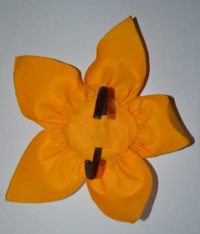 Handgefertigtes Blumen-Kostüm aus gelbem Stoff, ideal für kreative DIY-Blumen-Kostüme, passend zum Thema Handmade Kultur.