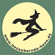 Logo von HANDMADE Kultur mit einer Hexe auf einem Besen, die für handgemachte kreative Produkte steht, inklusive Webadresse bezaubernde-hex.de.