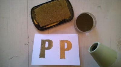Embossing-Technik mit Stempeln, Farbe und Papier, kreative Bastelarbeit für Handarbeiten, DIY-Projekt, handgemachte Kultur.