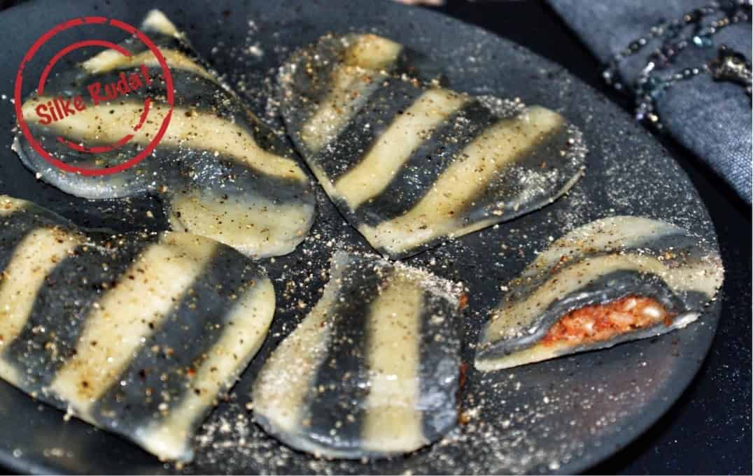 Gestreifte Pasta Herzen mit Roter Pesto