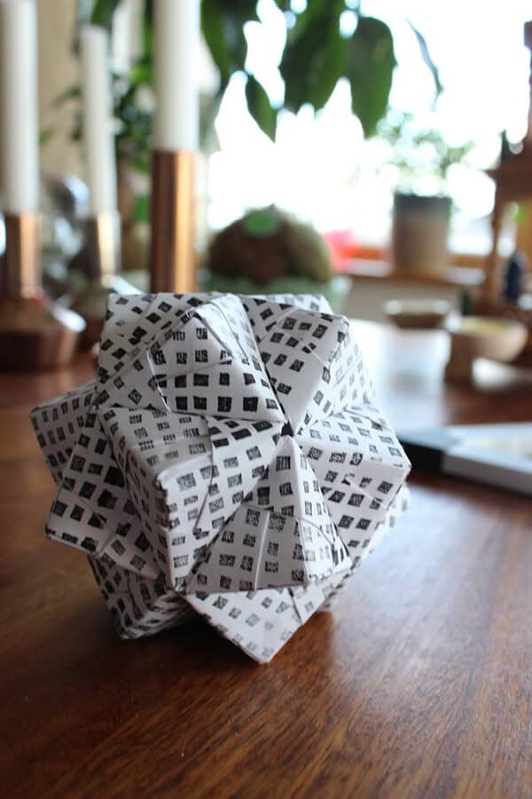 SONOBE BALL AUS SELBSTGESTEMPELTEM PAPIER