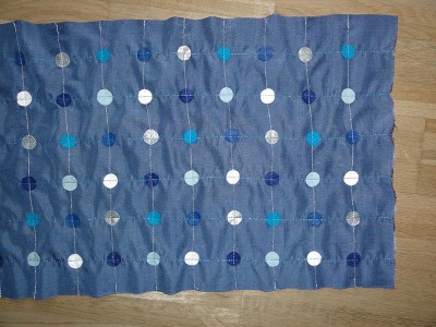 Bunter Seidenschal mit kreisförmigem Muster in Blau, Weiß, Grau und Hellblau, handgefertigt, mit Quasten an den Rändern, ideal für modische Akzente.