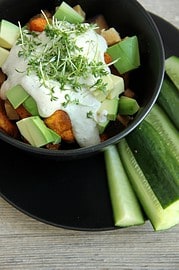 Eine Schüssel voll Süßkartoffel Gemüse mit Sesam Dressing