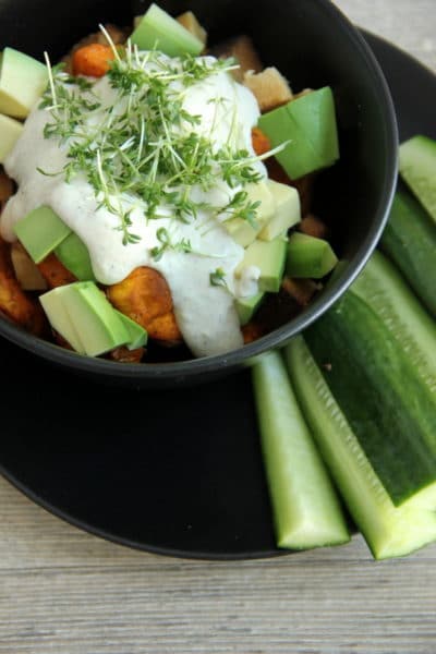 Eine Schüssel voll Süßkartoffel Gemüse mit Sesam Dressing