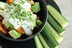 Eine Schüssel voll Süßkartoffel Gemüse mit Sesam Dressing