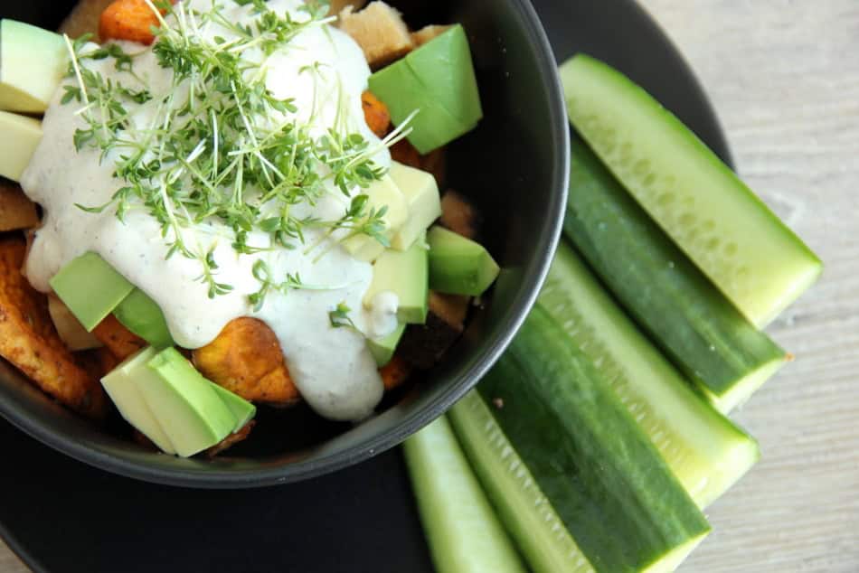 Eine Schüssel voll Süßkartoffel Gemüse mit Sesam Dressing