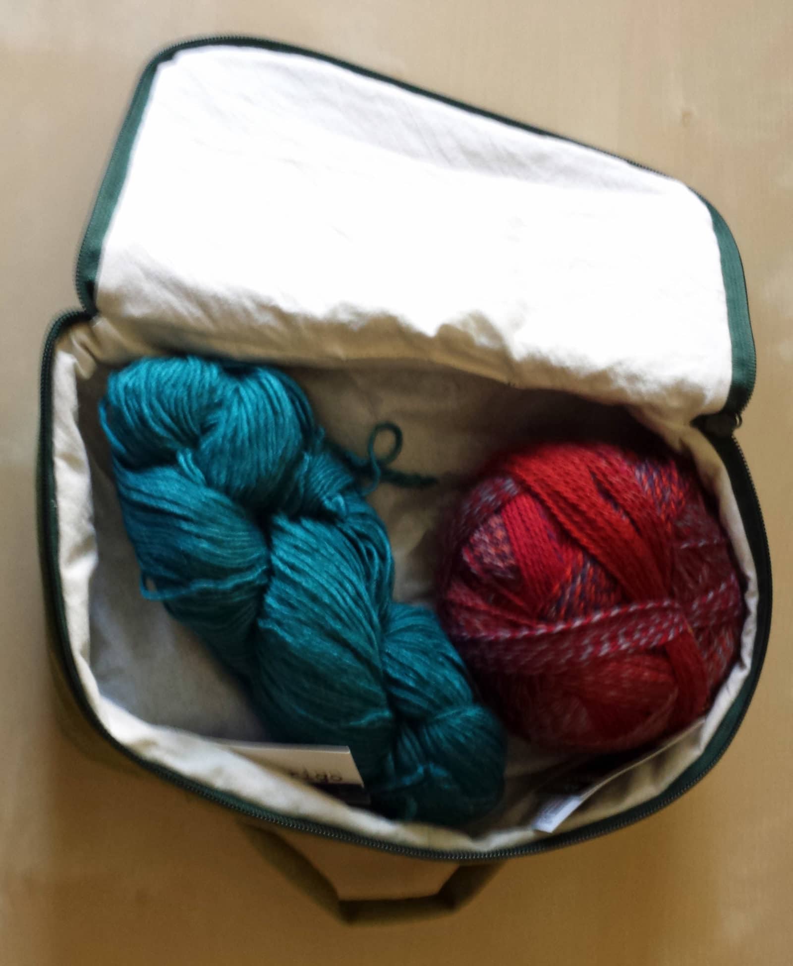 Strickkoffer als Geschenkverpackung