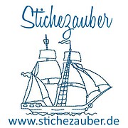 Handgezeichnetes Segelschiff mit dem Text 'Stichezauber' und der Webseite www.stichezauber.de, geeignet für kreative und handgemachte Projekte.