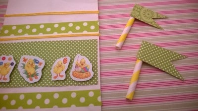 Bunte Osterdekoration mit Stickern, Papierstreifen und kleinen Flaggen für Ostern.