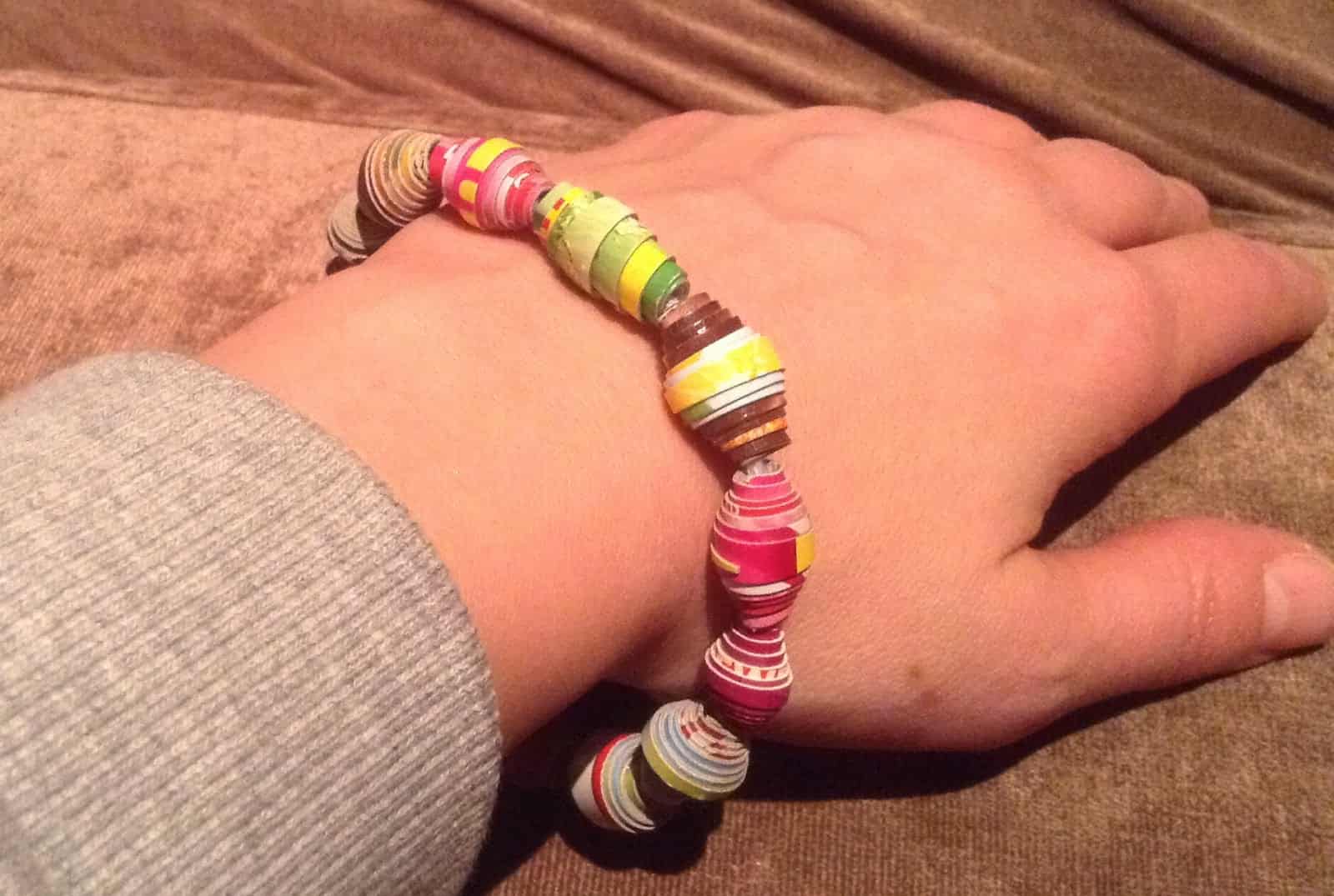 Upcycling: Armband aus Karton