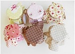 Marmeladengläser als Gastgeschenke mit Vintage Stoffen