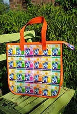 Recyclingtasche aus Brausetütchen