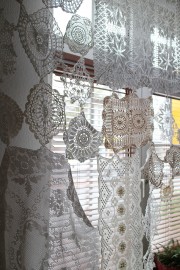 Upcycling: Gardine aus Häkeldeckchen