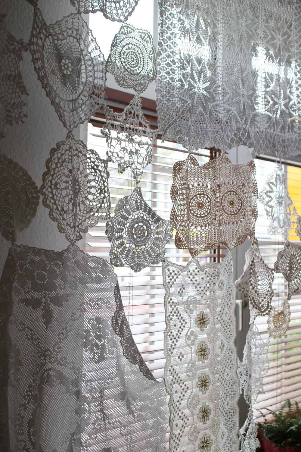 Upcycling: Gardine aus Häkeldeckchen