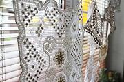 Upcycling: Gardine aus Häkeldeckchen