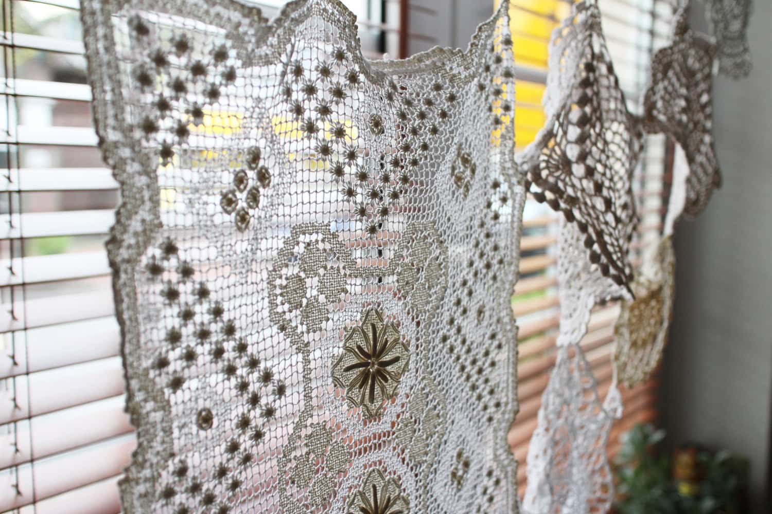 Upcycling: Gardine aus Häkeldeckchen