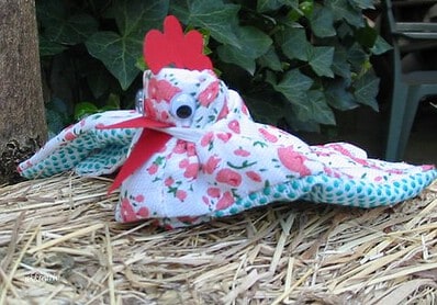Henne aus Gartenhandschuh