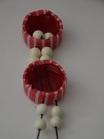 Kinderarmband aus Flaschenverschlüssen