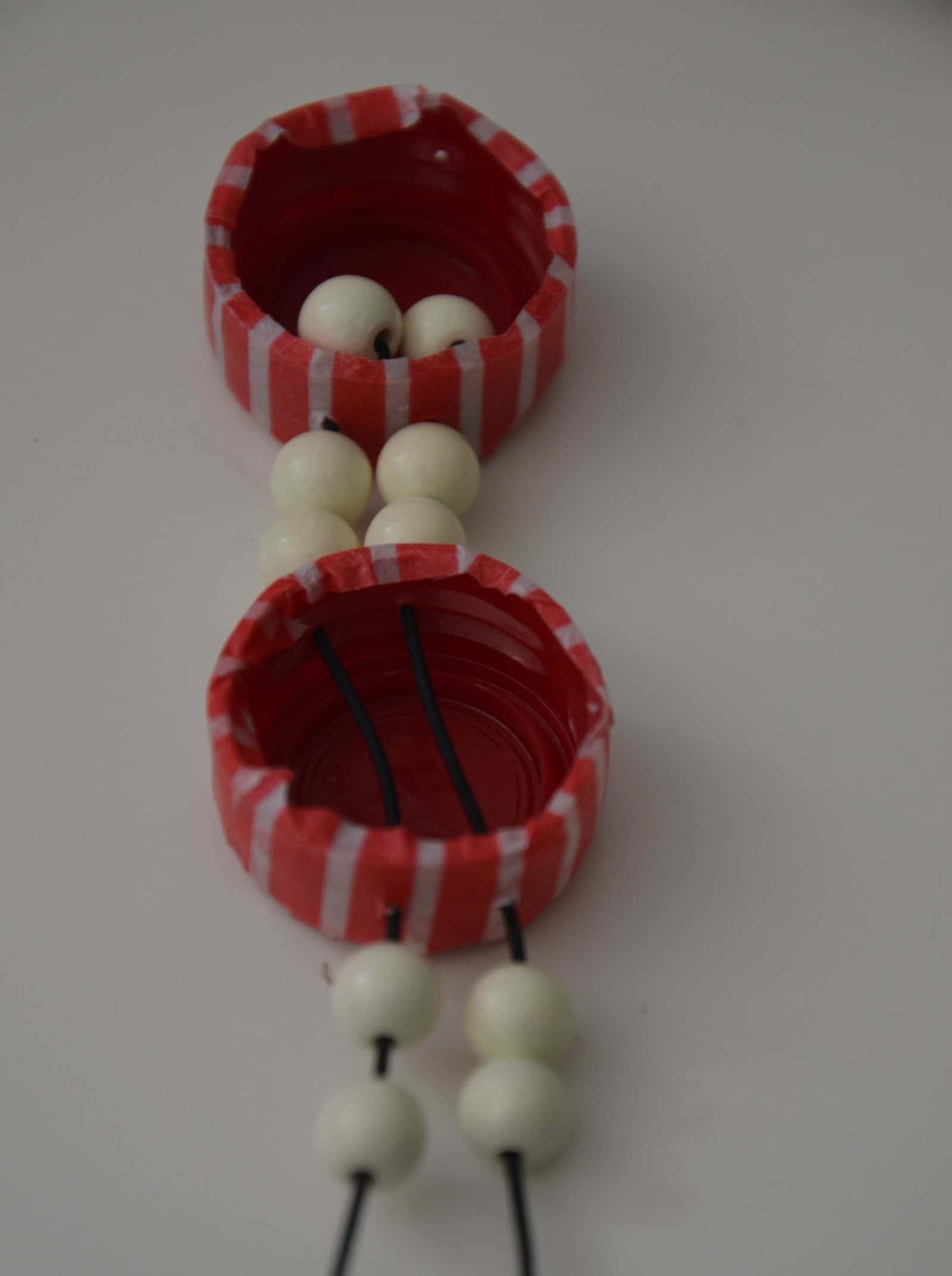Kinderarmband aus Flaschenverschlüssen