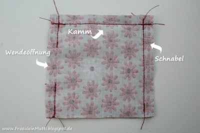 Stoffquadrat mit Kamm, Wendeöffnung und Schnabel für das Nähen eines Küken, Anleitung für Handarbeit, Nähprojekt, DIY.