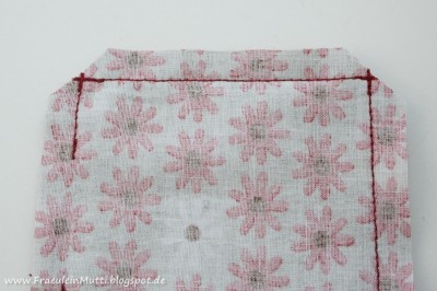 Stoff mit rosa Blumenmuster und Markierungen für das Nähen eines Kükens, passend zum Tutorial "Küken nähen" bei HANDMADE Kultur.