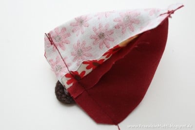Selbstgenähtes Stoff-Küken aus buntem Stoff mit rotem und weißen Mustern, geeignet für Bastel- und Nähprojekte im Zusammenhang mit "Tutorial: Küken nähen".