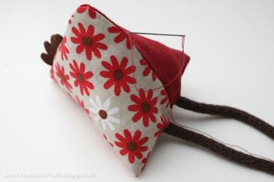 Kuscheliges Stoff-Küken mit Blumenmuster, ideal für Nähprojekte und Dekorationen im Zusammenhang mit dem Tutorial: Küken nähen.