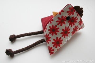 Niedliches Stoff-Küken mit Blumenmuster, aus Filz und Stoff gefertigt, perfekt für Nähprojekte und Dekorationen im Zusammenhang mit dem Tutorial: Küken nähen.