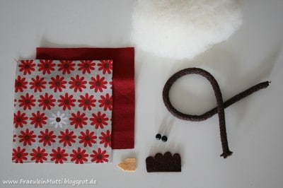 Stoffe, Filz, Schnur und kleine Perlen für das Nähen eines Kükens, passend zum Tutorial: Küken nähen.