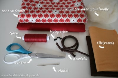 Stoffe, Garn, Schere, Nadel, Kordeln, Filzreste, Holzperlen, Füllwatte oder Schafwolle für das Nähen eines Kükens, mit Beschriftungen.