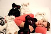 Kuschelige handgefertigte Stofftiere in verschiedenen Farben und Designs, präsentiert bei HANDMADE Kultur, ideal für kreative DIY-Projekte und Geschenkideen.