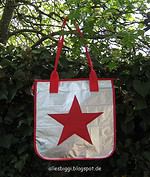 Tote Bag aus Kaffeetüten und alten Schirmen