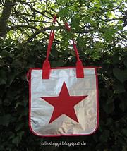 Tote Bag aus Kaffeetüten und alten Schirmen