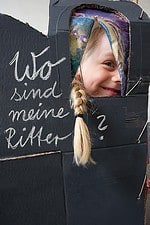 Große Spielburg aus altem Pappkarton