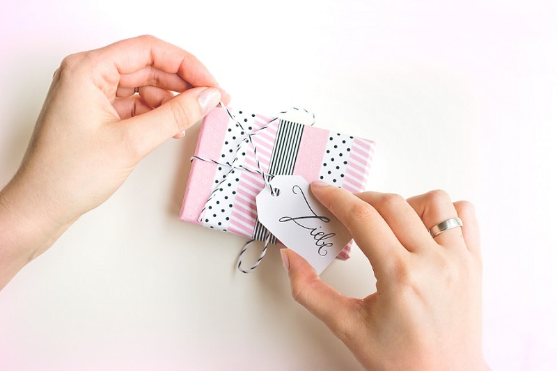 Aus alter Schachtel mach schöne Geschenkbox mit Masking Tape