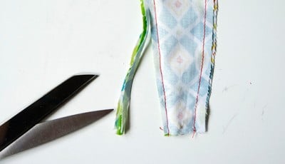 Stoffreste mit Paspel, Henkel und Schleife, Nähzubehör für kreative Handarbeit, ideal für DIY-Projekte und Näharbeiten.