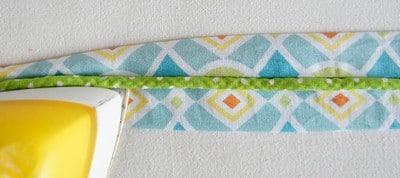 Nähen mit Paspel, Henkel und Schleife, detailreiche Nahaufnahme von Stoff und Nähzubehör für Handmade-Kultur.