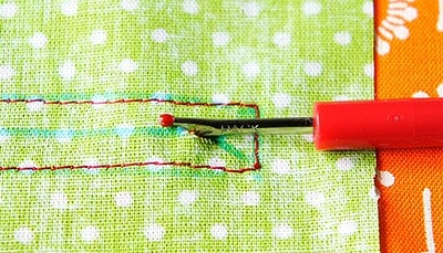 Nähen mit Nadel und Faden, farbige Stoffe und Nähutensilien, kreative Handarbeit, DIY-Projekt, Handarbeitstechniken, Stoffgestaltung, Nähzubehör, textile Gestaltung, Handarbeit, kreative Nähideen.