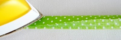 Grüner Stoff mit weißen Punkten, Paspel und Schleife für Nähprojekte, passend zum Sew Along Tag 2 bei Handmade Kultur.